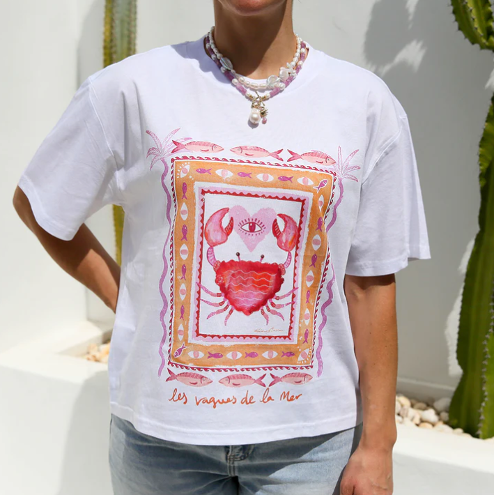 WHITE TEE SHIRT WITH CRAB DESIGN NOT TUCKED IN
