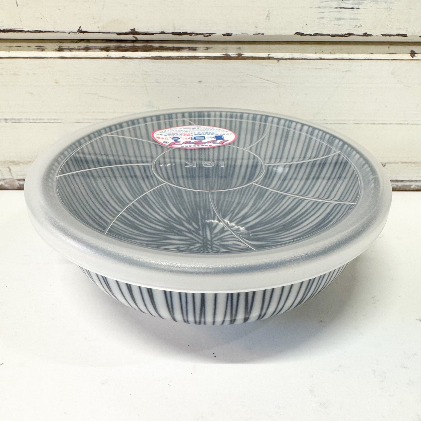 Concept Japan - Hosotogusa Small Bowl with a lid. Round ceramic bowl with a plastic lid