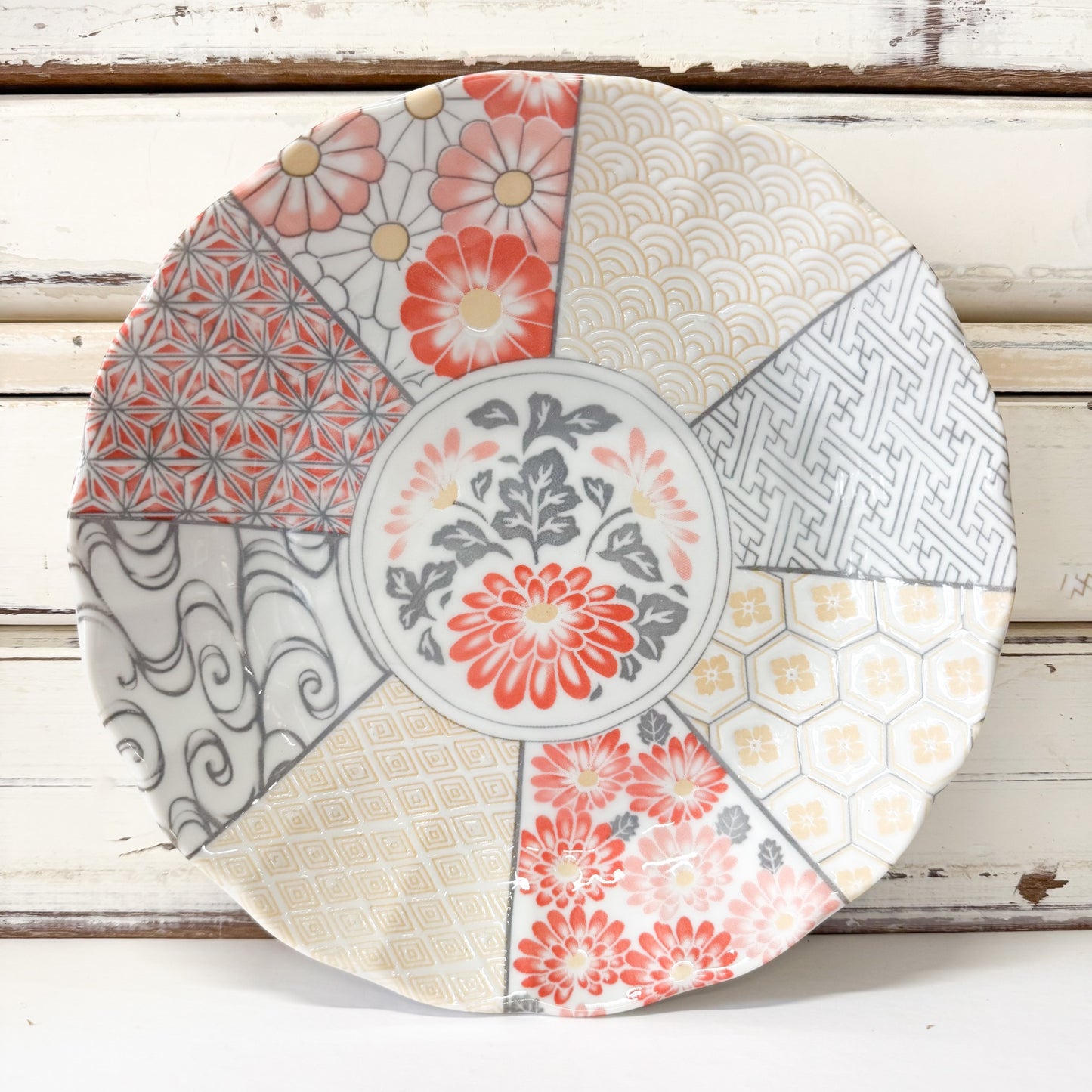 Concept Japan - Minoshonzui Plate. Decorative plate with floral and geometric patterns
