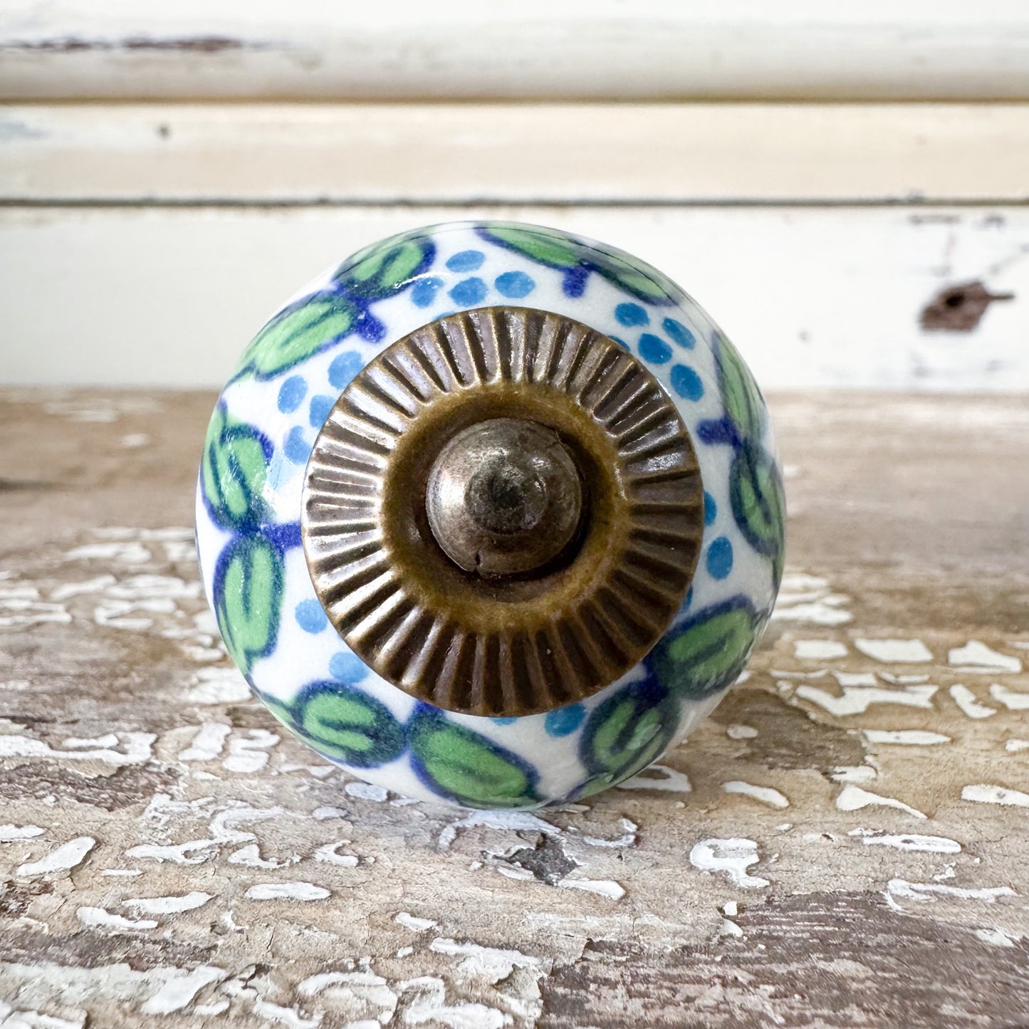 Decorative ceramic knob with GREEN LEAF pattern