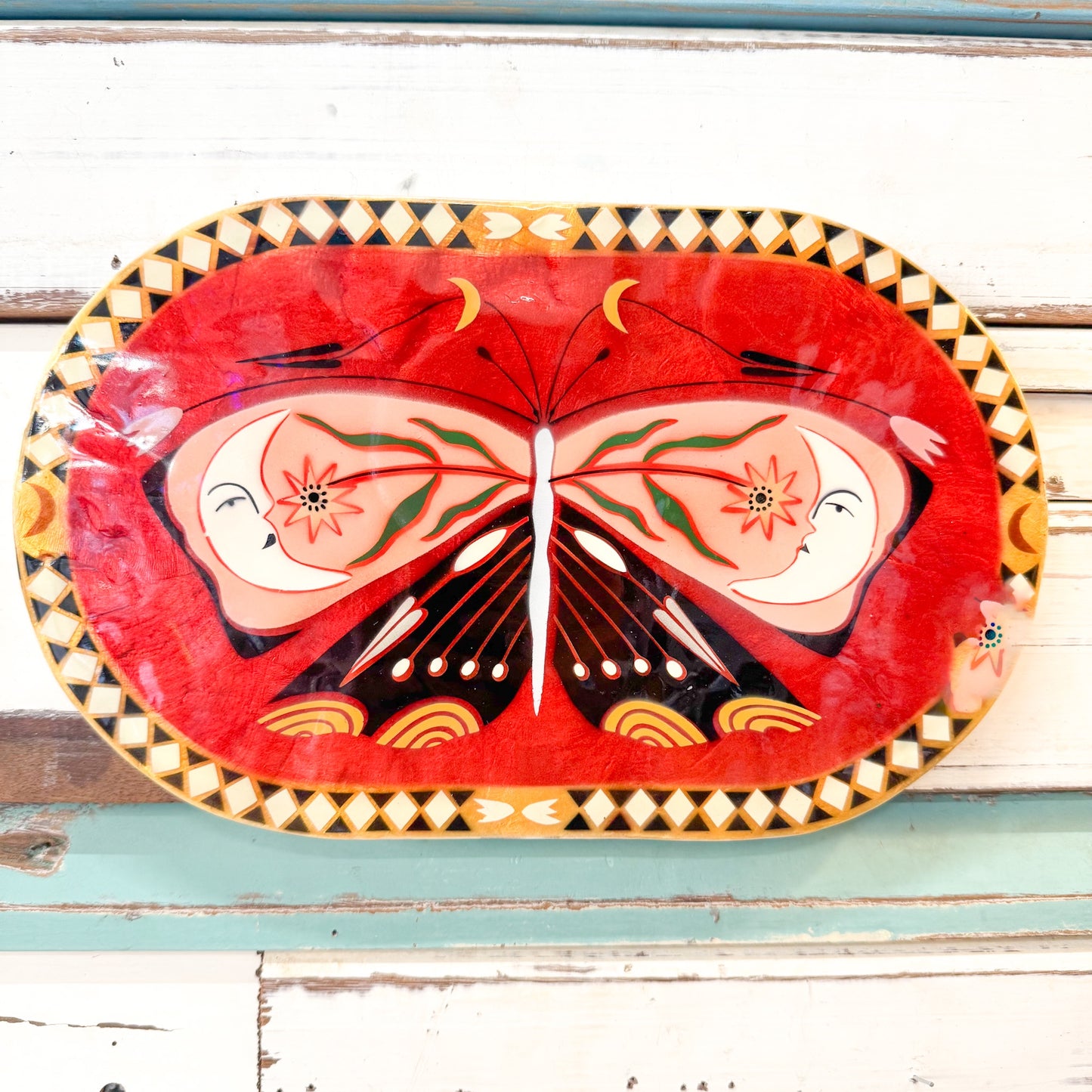Decorative oval capiz shell art with butterfly design. Jones & Co - Fable Butterfly Pink Oval