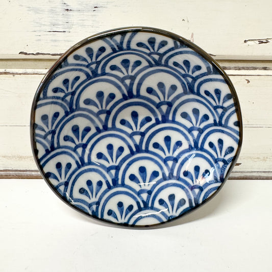 Concept Japan - Hana Seikaiha Dish. Ceramic plate with blue and white pattern 