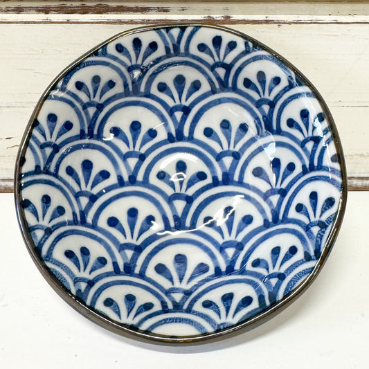 Concept Japan - Hana Seikaiha Large Bowl. Ceramic plate with blue and white geometric pattern 