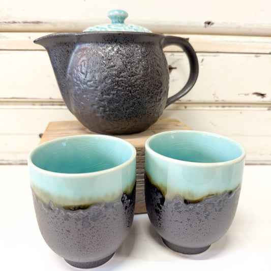 Concept Japan - Sora Tea Pot & 2 Cup Set. Ceramic teapot and two cups with a textured finish 