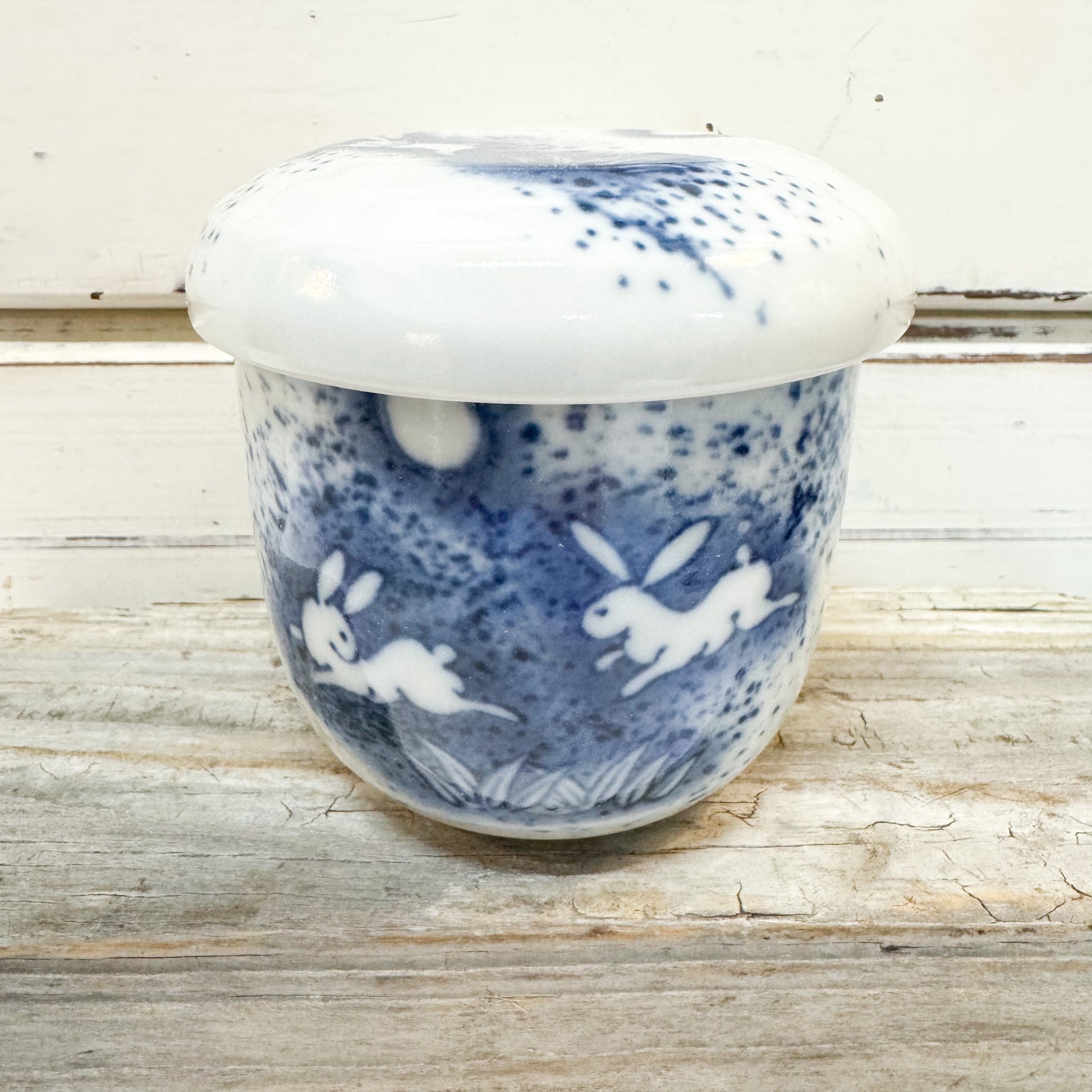 Concept Japan - Tsukiusagi Cup with Lid. Ceramic cup with a lid and with blue speckled pattern and white rabbit design 