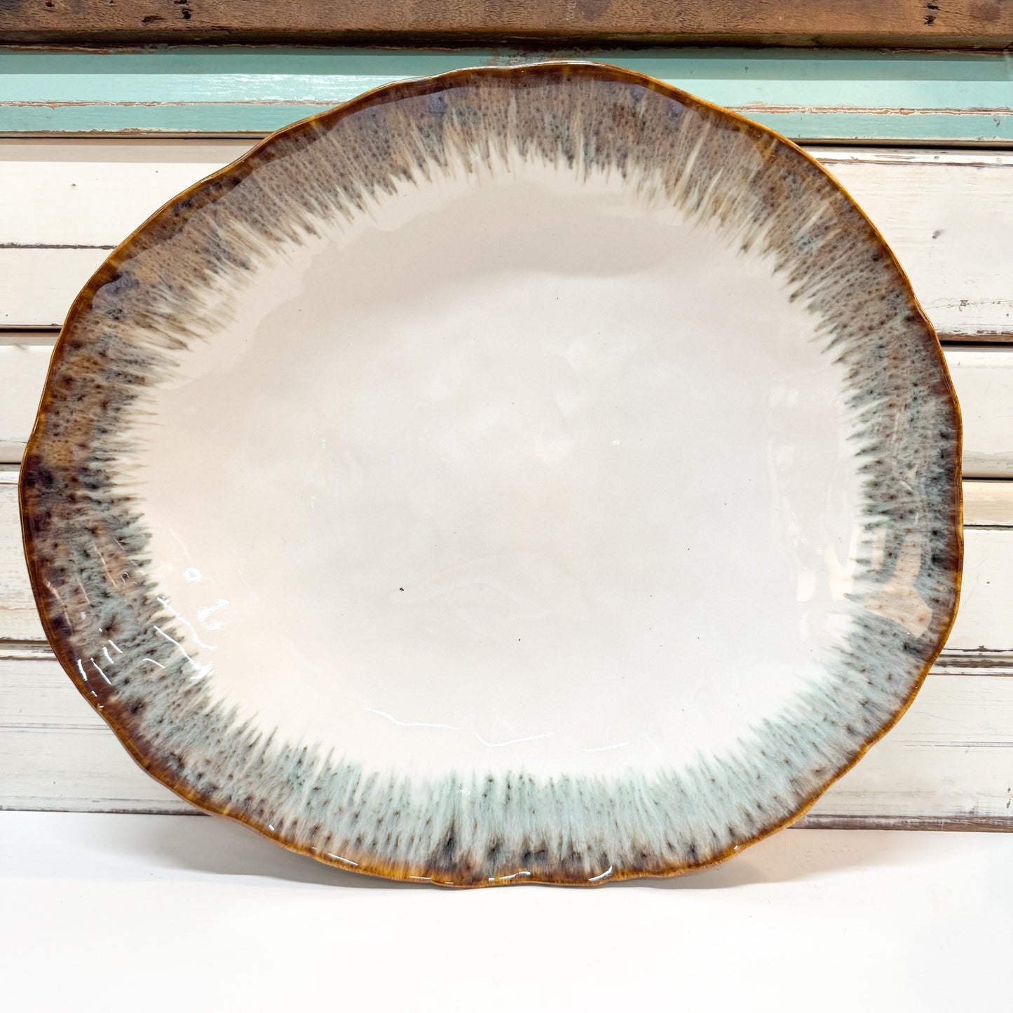 Ceramic plate with high gloss glaze and coloured rim 