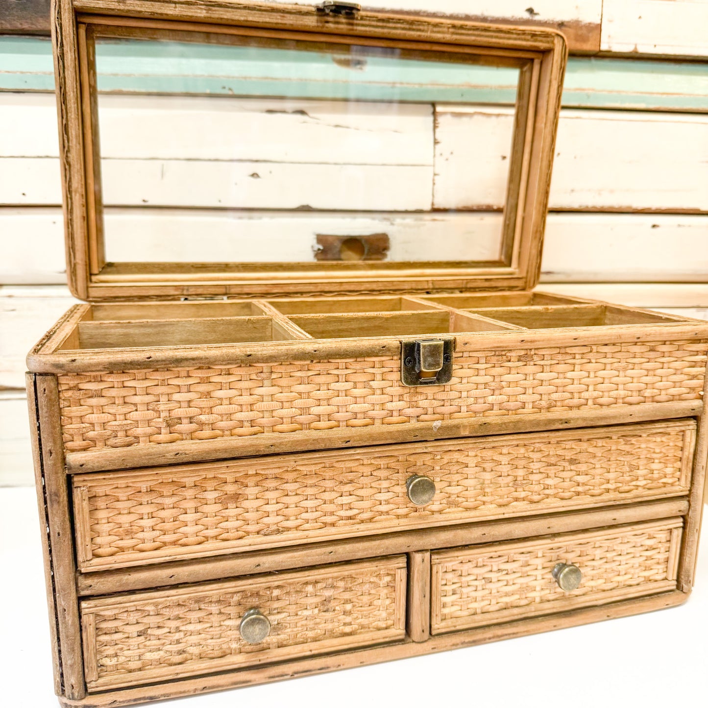 Wicker jewellery box with glass lid 