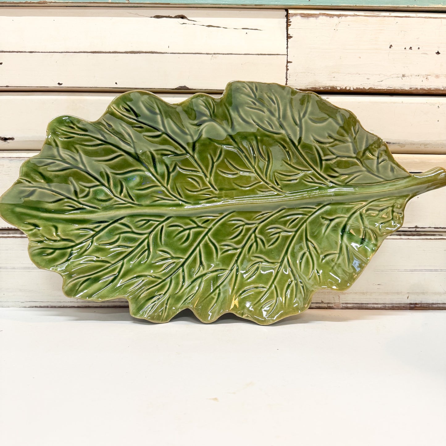 Green leaf-shaped ceramic plate 