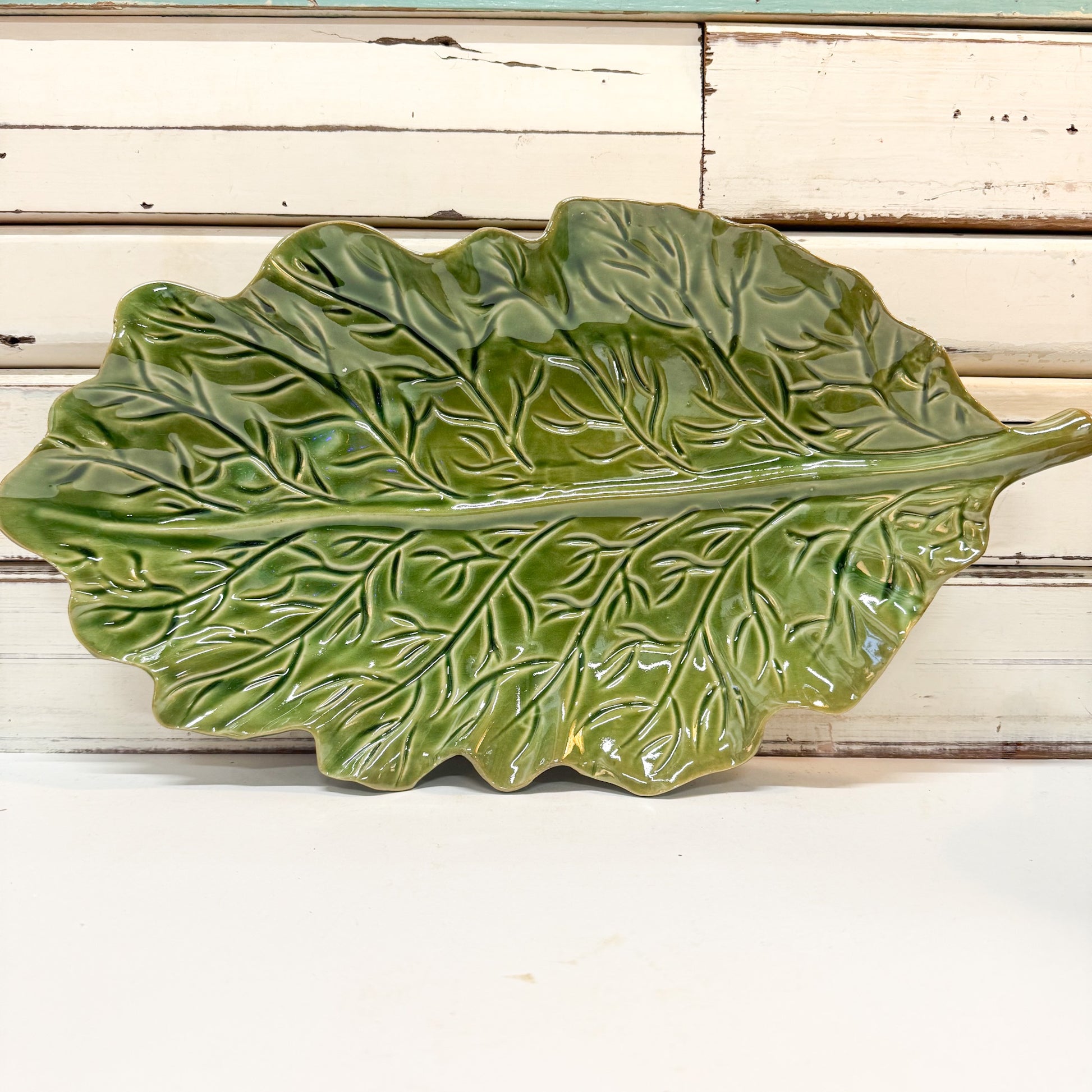 Green leaf-shaped ceramic plate 