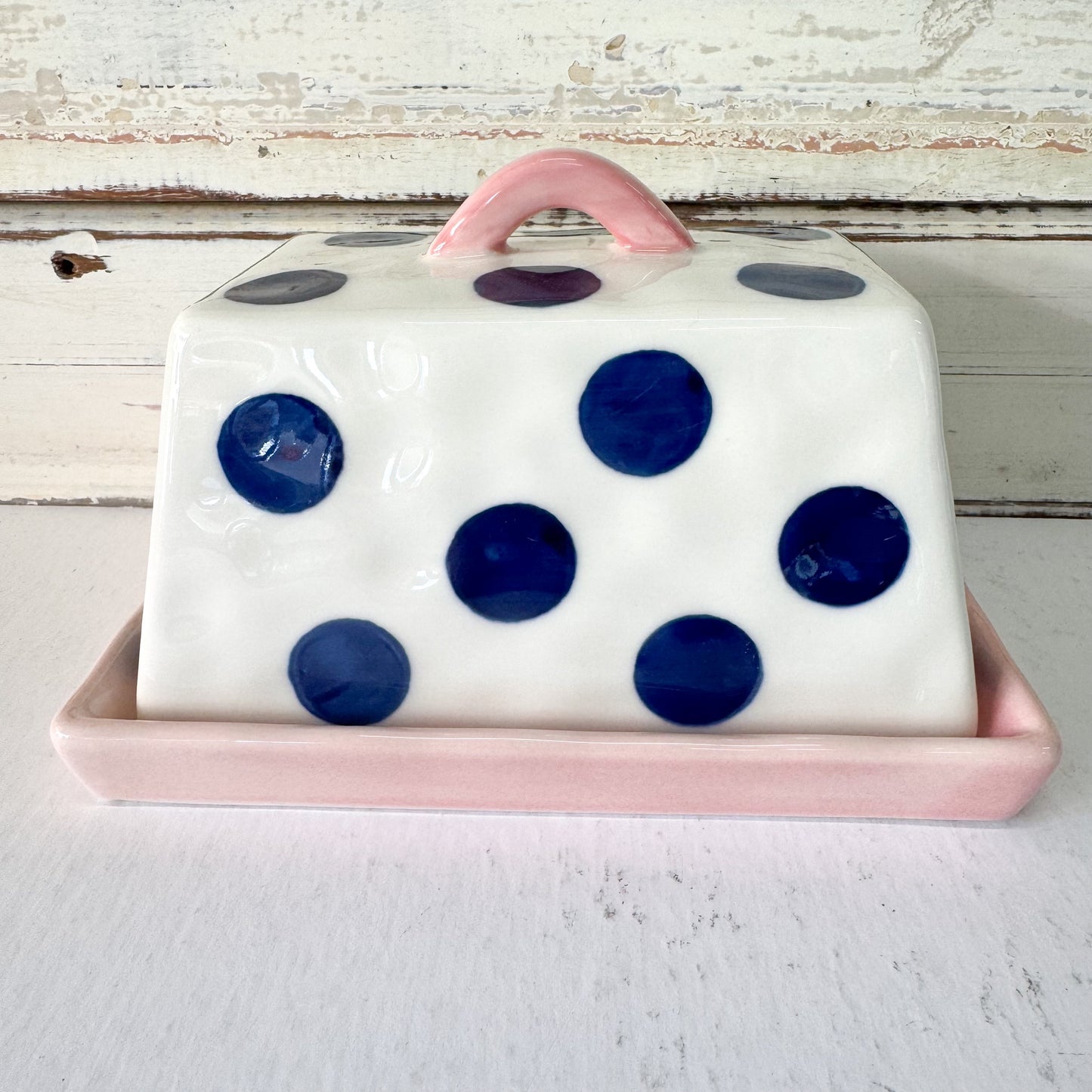 Ceramic butter dish with blue polka dots on a pink tray -Noss and Co - Butter Dish - Navy Spots