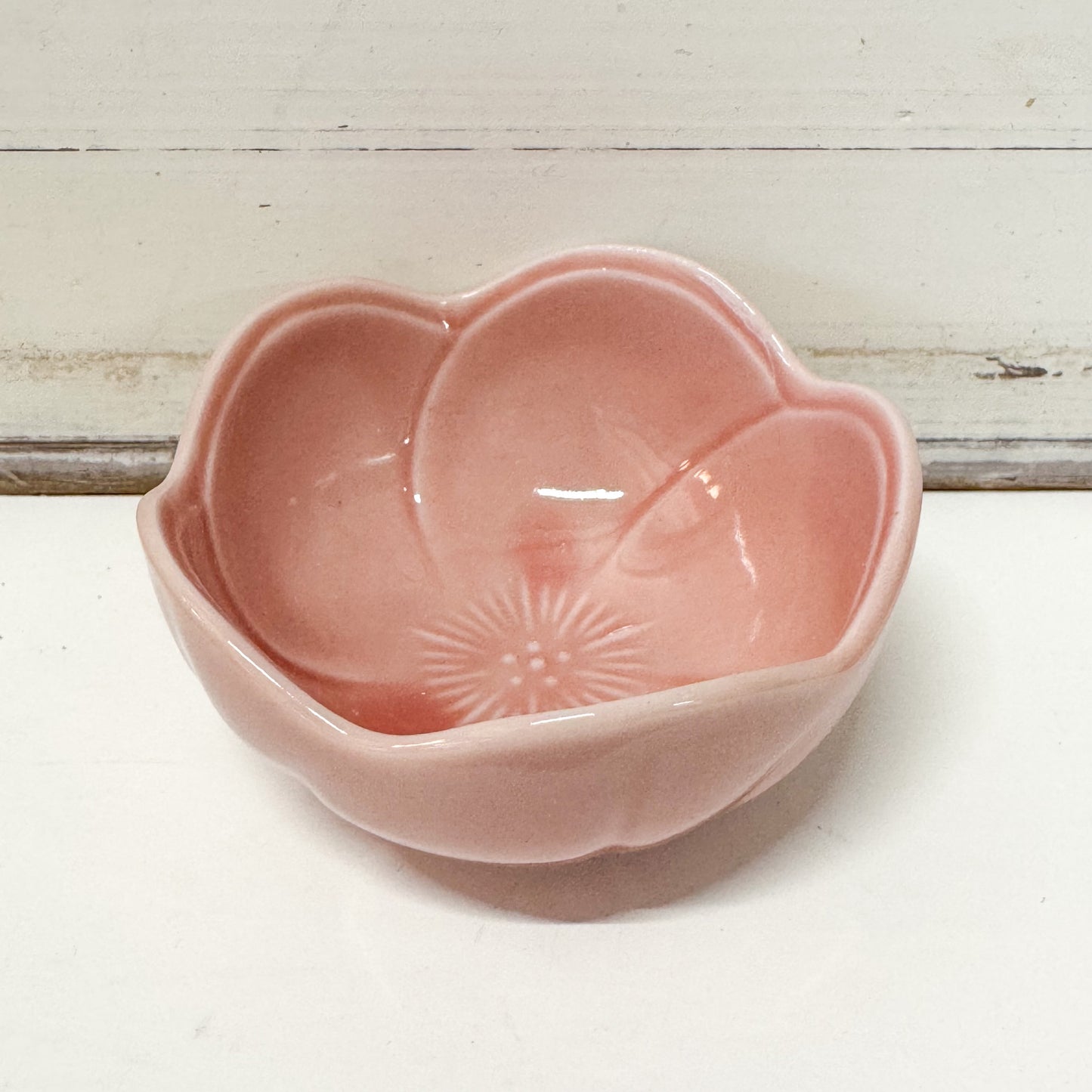 CONCEPT JAPAN Pink ceramic bowl in floral shape design
