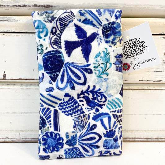 anna chandler design Velvet Glasses Case - mosaic blue and white